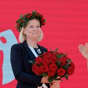 Socialdemokraternas partiledare Magdalena Andersson (S) får applåder efter sitt tal under politikerveckan i Almedalen.