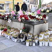 Minnesplatsen efter mordet vid Rönninge torg.