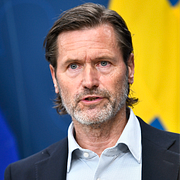 Till vänster: Bild från pridetåget i Malmö 2018. Personerna på bilden har ingen koppling till innehållet i artikeln. Till höger: Martin Melin är rättspolitisk talesperson för Liberalerna.
