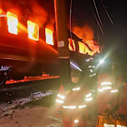 Bilder visar hur tåget brinner.