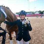 Louise Etzner Jakobsson med sin bronsmedalj och hästen Zernard efter medaljceremonin efter att ha vunnit brons i måndagens paradressyr.