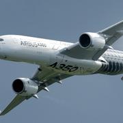 En Airbus A350 passagerarflygplan under en flyguppvisning i Berlin, Tyskland.