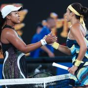 Naomi Osaka till vänster och Caroline Garcia till höger efter nattens match.