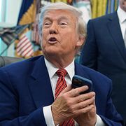 Donald Trump pratar i telefon.