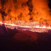 Lava strömmar upp genom den spricka som öppnades nära Grindavik tidigt på söndagsmorgonen.