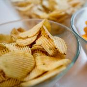 Potatischips och ostbågar.