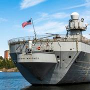 USS Mount Whitney, ett amerikanskt kommandofartyg som visas upp i Frihamnen, Stockholm. 