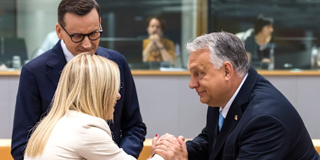 Viktor Orbán och Italiens premiärminister Giorgia Meloni i samband med EU-toppmötet. Geert Vanden Wijngaert / AP