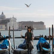 En kvinna tar en selfie i Venedig.