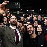 Den progressiva politikern Abdul El-Sayed tillsammans med väljare i april 2026.