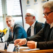 Chefsåklagare Robert Eriksson (tv), Lars Liewenborg (mitten) och Johan Levin vid Nyköpingspolisen, håller en pressträff angående åtal om bland annat allmänfarlig ödeläggelse efter en handgranatsattack mot polisstationen i Katrineholm