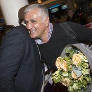 Hamza Yalcin får blommor på Köpenhamns flygplats.