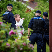 Polisen på plats vid villan där våldsdådet inträffade.