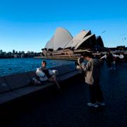 Människor tar bilder utanför operahuset i Sydney.  Alessandra Tarantino / AP