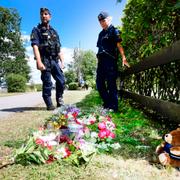 Poliser vid platsen där familjen blev påkörd. 