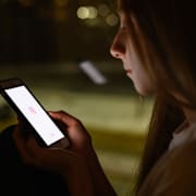 Tjej som är på Instagram.