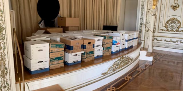 Lådor med material på en scen på Trumps Floridaresidens Mar-a-Lago. AP