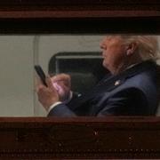 Trump med telefon. Arkivbild.