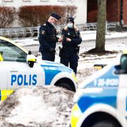 Polis på plats utanför Runby skola på onsdagen.