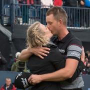 Henrik Stenson med sin fru Emma vid British Open-segern 2016. 