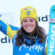 Vinnaren Julia Scheib från Österrike i mitten, tvåan Camille Rast från Schweiz till vänster och trean Sara Hector till höger på prispallen i Kronplatz den 20 januari 2026. 