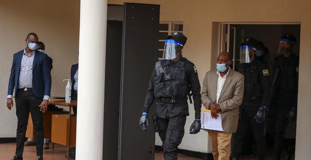 Paul Rusesabagina leds ut från rätten efter en domstolsförhandling i måndags. Muhizi Olivier / TT NYHETSBYRÅN