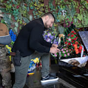 Denis Kapustin under en begravning 2023.