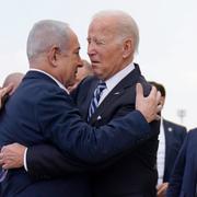 Joe Biden och Benjamin Netanyahu kramar om varandra.