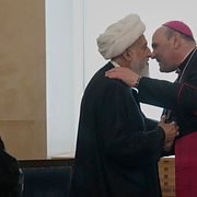Den vatikanske diplomaten Paolo Borgia (till höger) ledde hjälpsändningarna. Bilden tagen vid ett annat tillfälle.