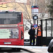 Polis på plats vid brottsplatsen.