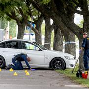 Brottsplatsen undersöks av polis. 