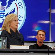 Nuvarande chefen för Homeland security, Kirstjen Nielsen, intill Donald Trump.