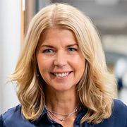 Fastighetsbyråns vd Ulrica Hedman, Bjurfors vd Irja Amolin. Pressbilder.