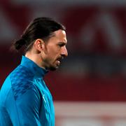 Zlatan Ibrahimovic under uppvärmningen inför Milans möte med Röda Stjärnan