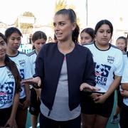 Alex Morgan träffar studenter i Kalifornien. 