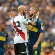 Dario Benedetto och Javier Pinola. 