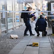 Polisens kriminaltekniker undersöker platsen för dådet i Brunnsparken i Göteborg.