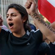 En demonstrant ropar slagord i Beirut. 