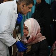 Skadad kvinna undersöks av läkare i Gaza. 