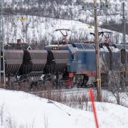 Ett godståg som transporterar järnmalm på Malmbanan några mil från riksgränsen. Illustrationsbild.