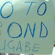 En demonstrant protesterar mot president Robert Mugabe och den nya valutan.