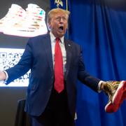 Donald Trump när han lanserade sin guldsneakers på en skomässa i Philadelphia. 