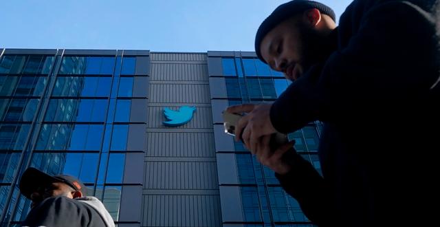 Personer går förbi Twitters huvudkontor i San Francisco. Jeff Chiu / AP