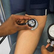 Även friska barn med obesitas kan få blodfettsrubbningar och högt blodtryck, skriver debattörerna.