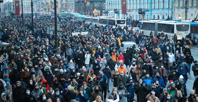 Demonstrationståg i St Petersburg under lördagen.  Dmitri Lovetsky / TT NYHETSBYRÅN
