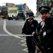 Polis säkrar området vid Westminister Bridge i centrala London efter attacken.