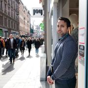 Yasir Shukat, som driver butiken Manhattan på Drottninggatan. 