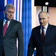 Kremls talesperson Dmitrij Peskov och Rysslands president Vladimir Putin.