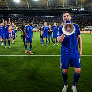 Viktor Gyökeres med megafonen efter den svenska kvalmatchen mot Ukraina.