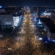 Människor som demonstrerar i Belgrad i går kväll.